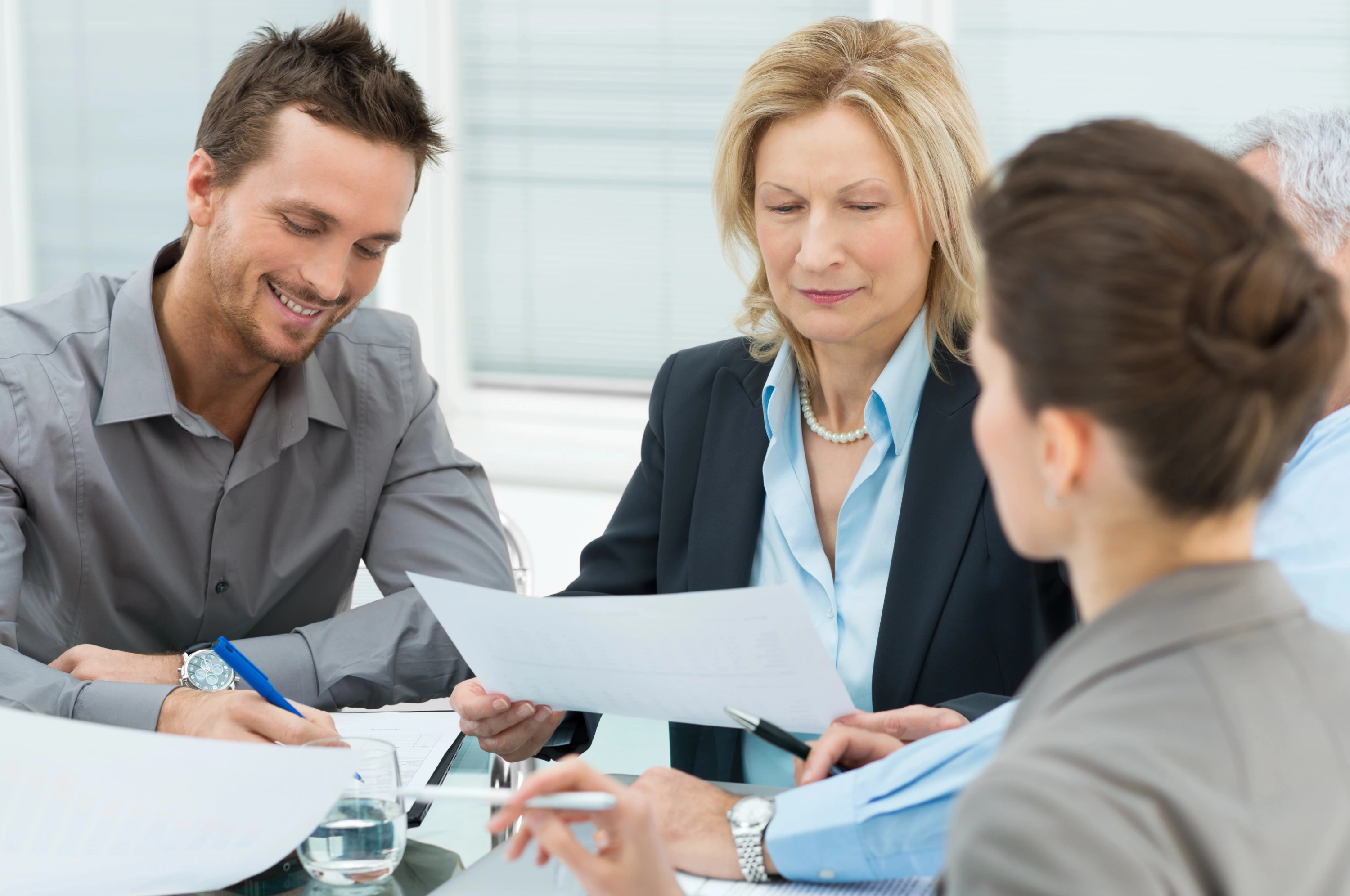 Meeting between 3 office workers 